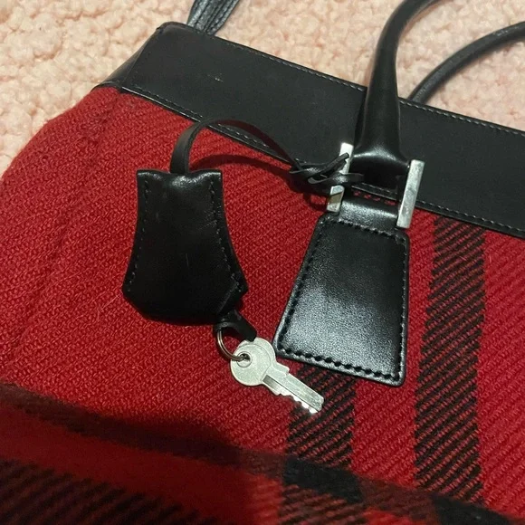 BURBERRY TOTE. FUN FLANNEL DESIGN INCLUDED FOR THE LOCK. Multiple pockets - Picture 2 of 10